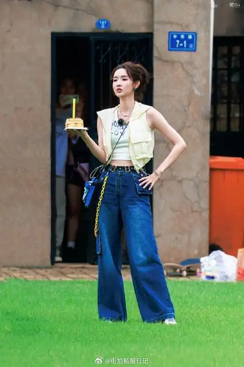 王玉雯超话  牛仔裤 | ledim wang  背心 | short sentence  项链
