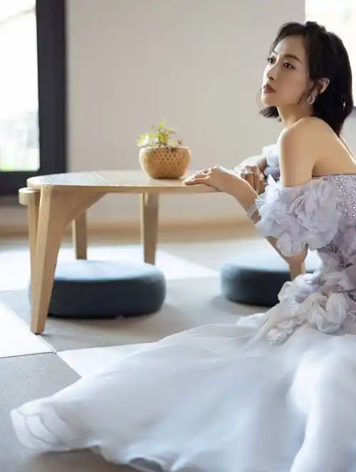 宋茜穿着一条香芋紫的花朵裙,不管是色彩还是款式,都透着浓浓的少女