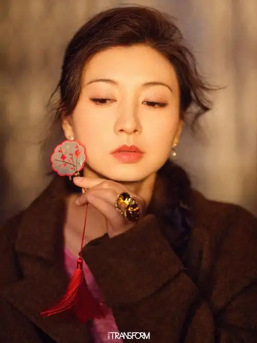 演员@斓曦最新杂志@孚世transform大片曝光,上海老洋房加上中式风格的