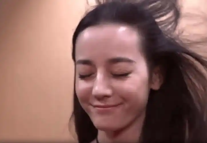 迪丽热巴素颜长这样,综艺下滤镜全无,这样你还喜欢吗?