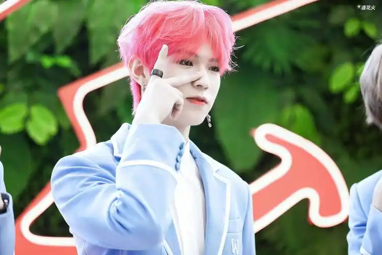 爱豆和浅发的适配度 来看看@sky-李希侃 的发色合集……__财经头条