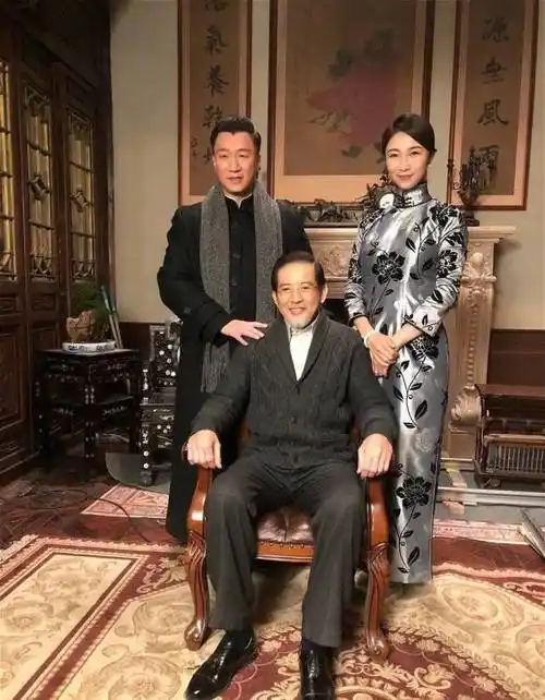 孙红雷与王骏迪的合影,颇有上世纪上海的现代气息.