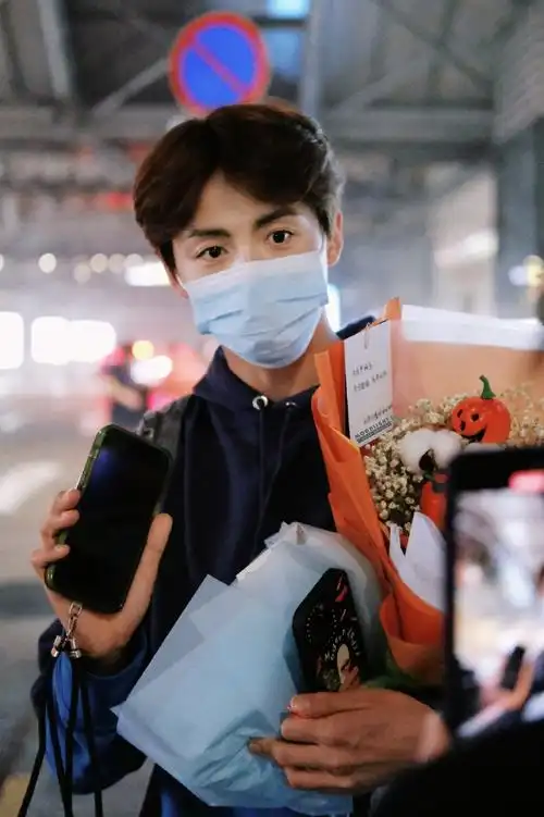 马天宇超话mty#马天宇我独自旅行#20231101 北京到达接到不戴帽子的大