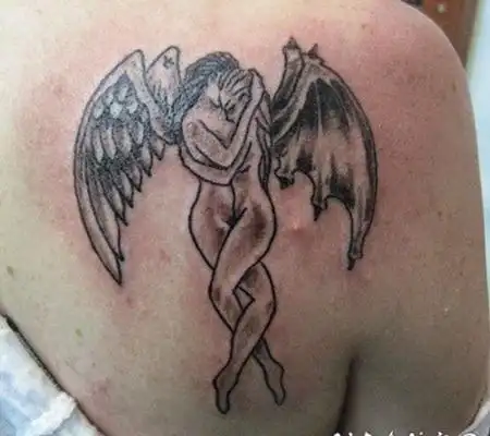 背部天使和恶魔在接吻纹身图案