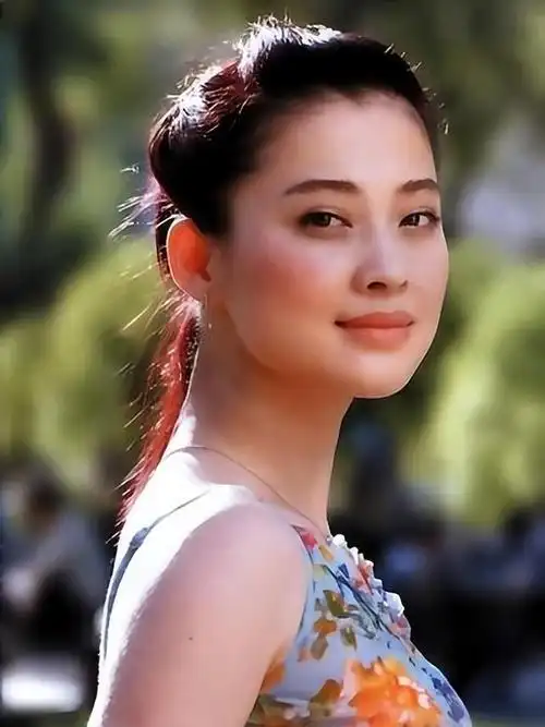 梅婷:拒绝名导演,为前夫花400万,二婚嫁摄影师幸福圆满,凭啥