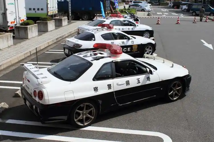 在日本开警车真是太幸福了除了各种性能车还有情怀经典车