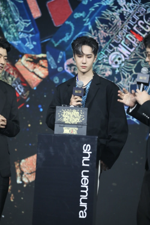 王一博灰白挑染发色帅气亮相 自曝喜欢《航海王》索隆