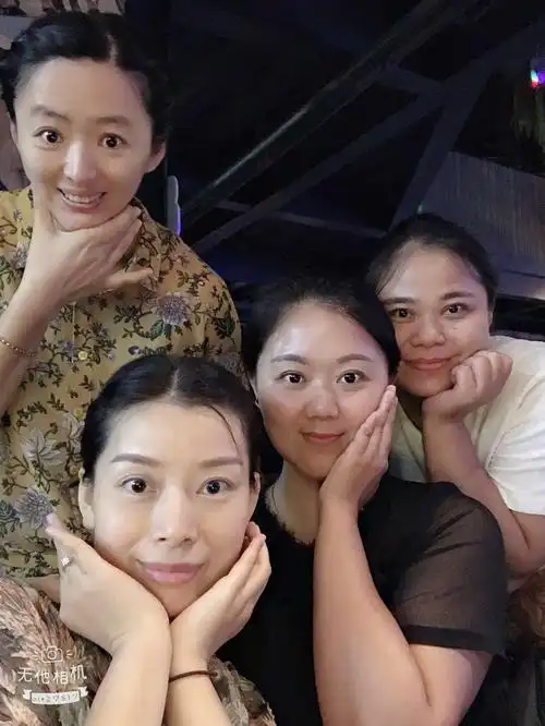 姐妹朋友聚会合影(一)