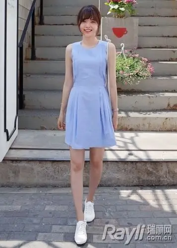 淡蓝色收腰连衣裙搭配小白鞋,简单又迷人~~.