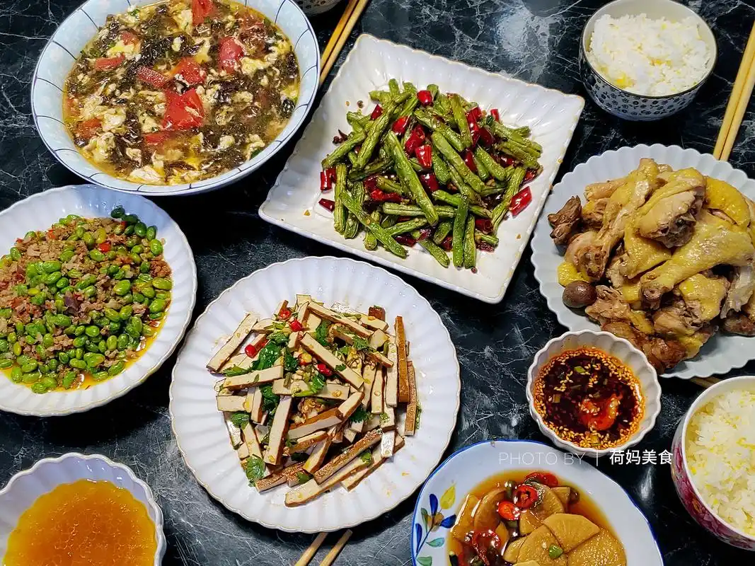 晒晒一家四口的晚餐,简单的一桌家常菜,网友:丰盛!家人真幸福