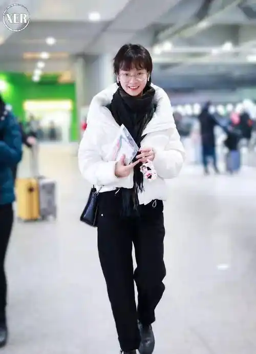 19岁的李庚希,红毯造型收获好评,纱质连衣裙看起来甜美可爱_整体_感觉