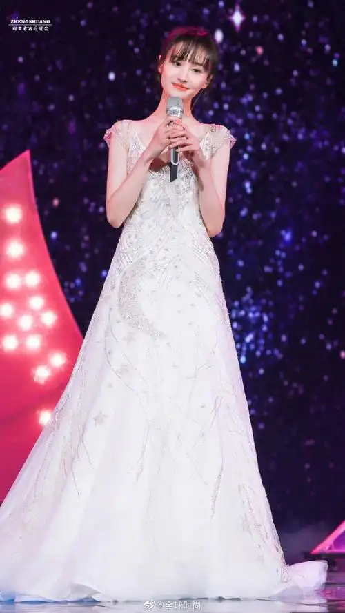 郑爽 灯光#郑爽今日晚会舞台造型,白色星空仙女裙甜美献唱,小爽仙气
