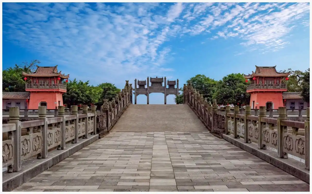 雷祖祠座落于雷州城西南风景秀丽的英榜山,始建于唐贞观十六年(公元