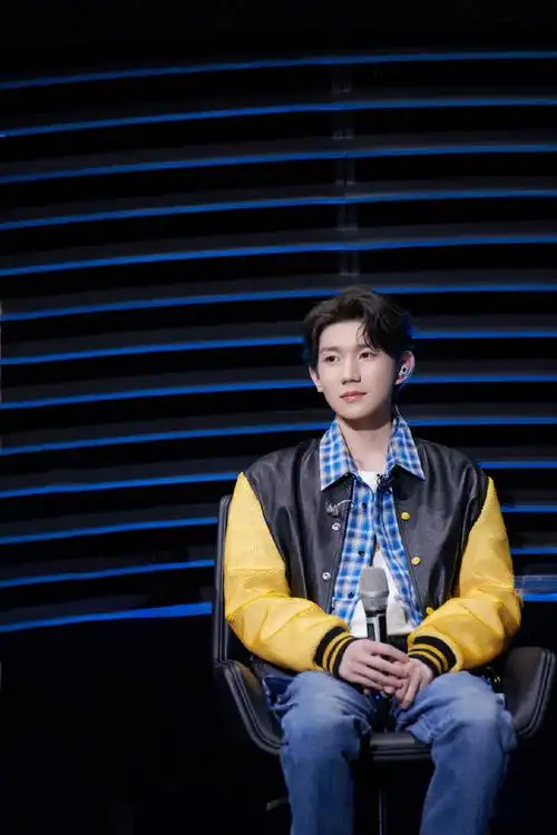 王源身着潮流夹克配蓝格衬衫,牛仔裤搭运动鞋