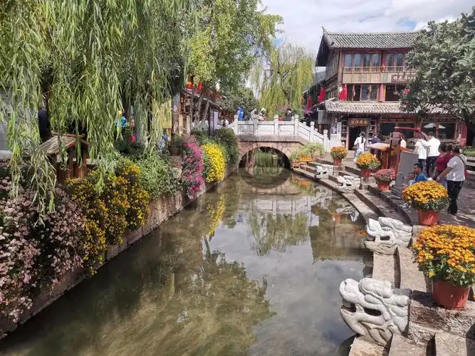 【携程攻略】丽江四方街景点,这里是丽江城里最热闹的古镇,四方街是