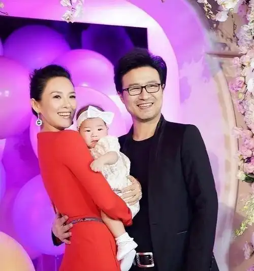 汪峰高调官宣后,那英被推上热搜,意外扯出陈年旧事,网友:刺激