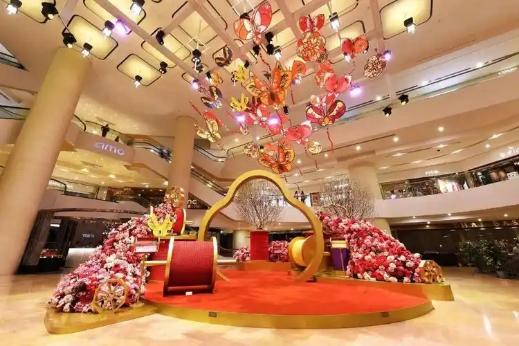 各式美仑美奂的风筝布置象征节庆祝福遨翔天际,每一款均寓意不同的