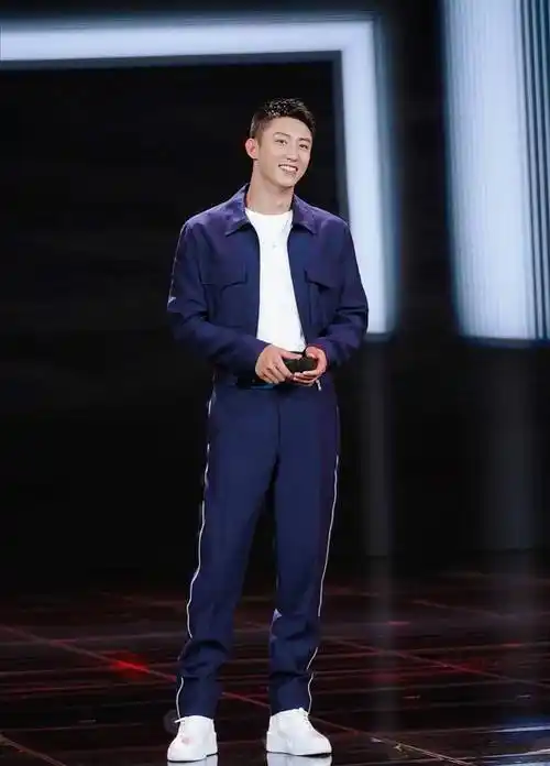 187cm黄景瑜帅气造型,与192cm惠若琪同框,身高不够气质"补救"-第4张