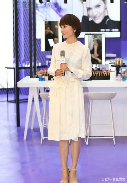 气质女星袁泉穿搭特别有魅力,职场女性典范,真是让人着迷