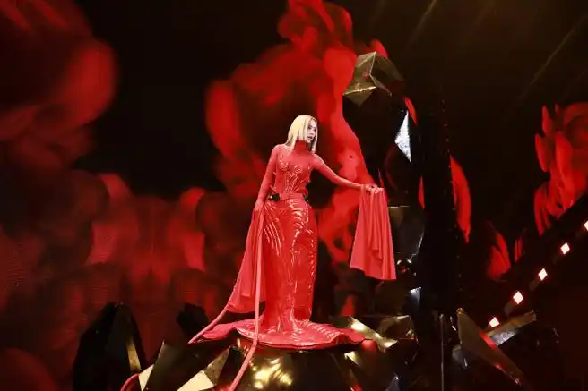 蔡依林超话    红衣女王,统御全场.