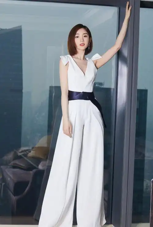 毛晓彤换身衣服气质都变了,短西装配哈伦裤,全身黑色霸气十足