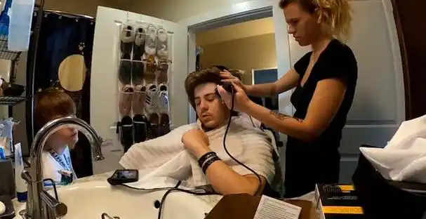 身边没有人时,洛伦肖尔斯也能靠着一双左手就能完成假肢的佩戴,并且