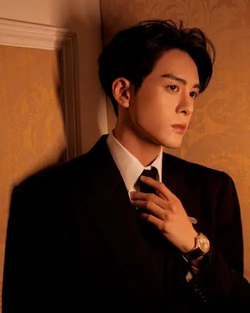 曾舜晞joseph身着alexander mcqueen  press24 蜻蜓刺绣西装套装