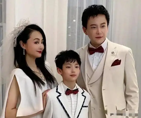 和其他主持人不一样,曹颖能成为央视主持人,不靠好看的学历,完全是