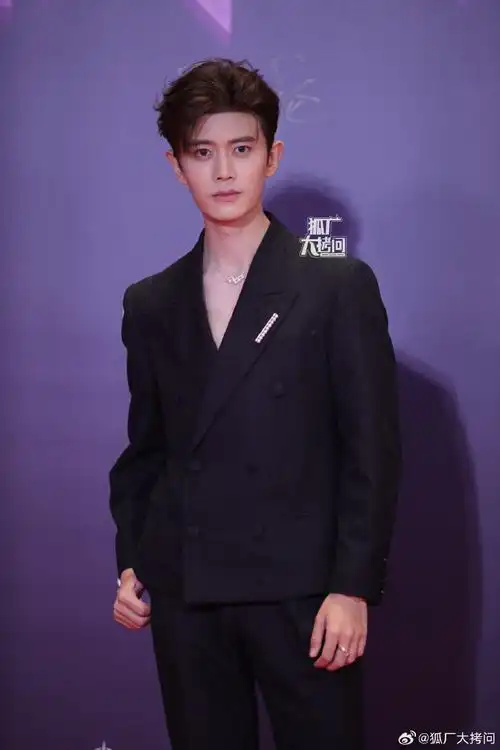 任嘉伦的深v西装##尖叫之夜红毯##尖叫之夜 座位