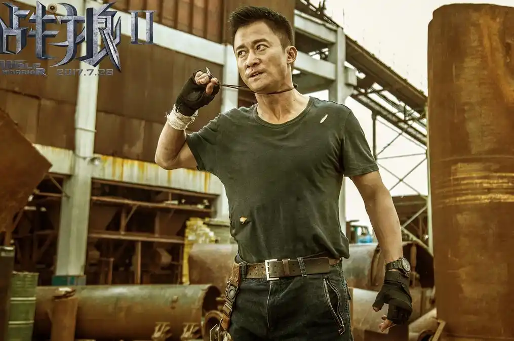 吴京晒军装照片惹麻烦,大v当众质疑违规后,评论区炸的一塌糊涂