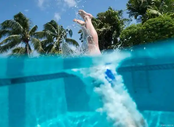 夏天玩水游泳池照片怎么拍好看?7个摄影技巧,水里拍照姿势大全