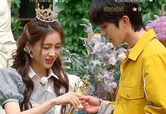 吓得蔡徐坤后退2步_baby_杨颖_动作