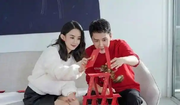 超甜蜜赵丽颖低调探班冯绍峰牵手逛街与粉丝打招呼甜蜜十足