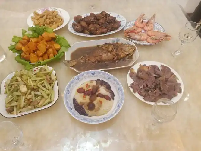 爸爸妈妈忙了一下午准备了丰盛的晚餐,期待饭后精彩的演出哦