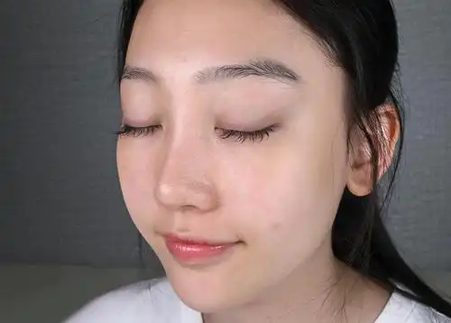 48岁阿姨的脸竟嫩成这样!睡前养成这个习惯,皮肤真的会变好!