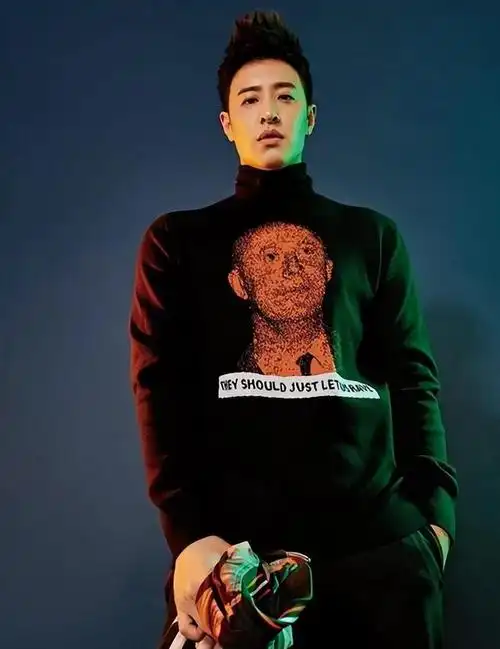 潘玮柏近照曝光!与郝邵文"撞脸"成新梗!网友:你脖子呢!