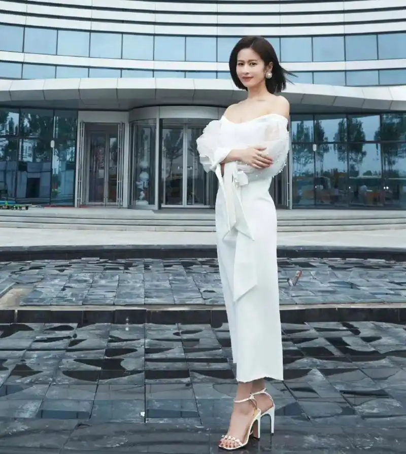 颖儿受邀到品牌总部参观,一袭白裙配高跟鞋气场全开,时尚又优雅.