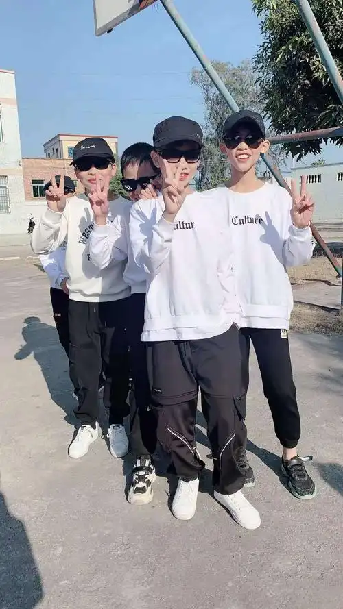 一群帮墨镜的男生刚聚在一起,家长们抓拍