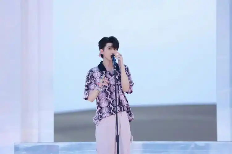 蔡徐坤奔跑吧大漠限定舞台hugme