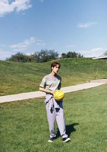 王一博杂志花絮曝光:篮球少年,在草地上肆意玩耍