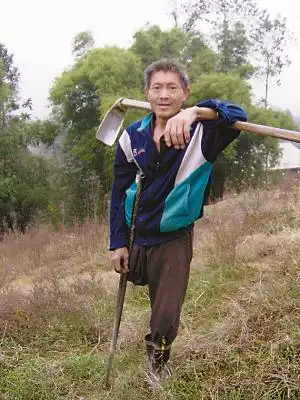 周绍发性别:男年龄:58岁职务:农民58岁的周绍发是位右腿高位截肢的