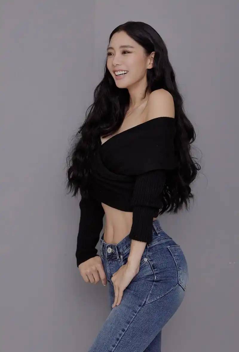 克拉拉真是亚洲第一美人大波浪卷发搭配抹胸连衣裙凹凸感十足