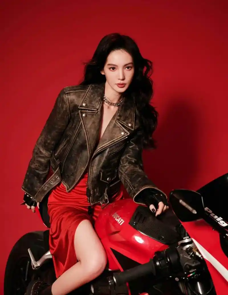 金晨红裙大长腿[得意]