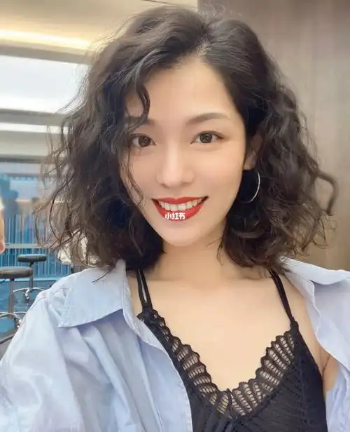 中长发这烫也太好看了8,港风法式烫发 中长发女生不能错过的懒人烫发