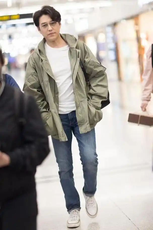 看46岁靳东就明白了