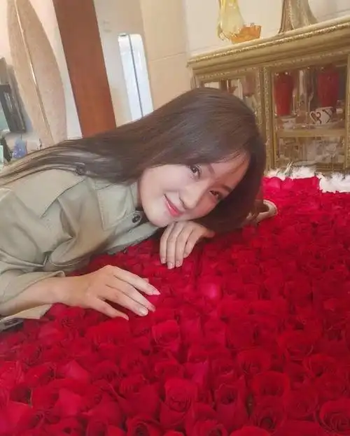 那年的1995年央视春晚,杨钰莹演唱了《轻轻地告诉你》,那动听的歌声和