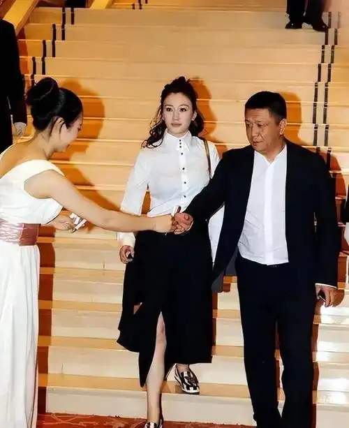 年,39岁嫁给异性闺蜜,给了她5个亿|鄢颇|徐佳|孙东海|赵宝刚_网易订阅