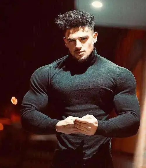 想要拥有倒三角身材,就要提高肩腰比,这样做能让肩更宽腰更细