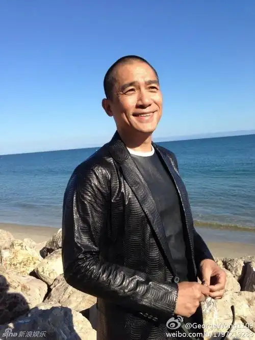 梁朝伟帅气亮相美加州海滩 影帝也爱玩自拍(组图)