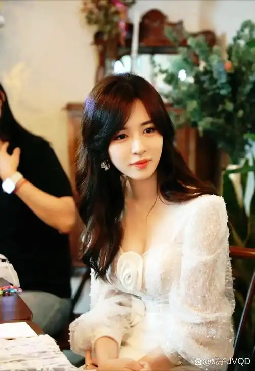 她叫王晓晨,1988年出生于山东省青岛市,狮子座姑娘,身高167cm,体重43